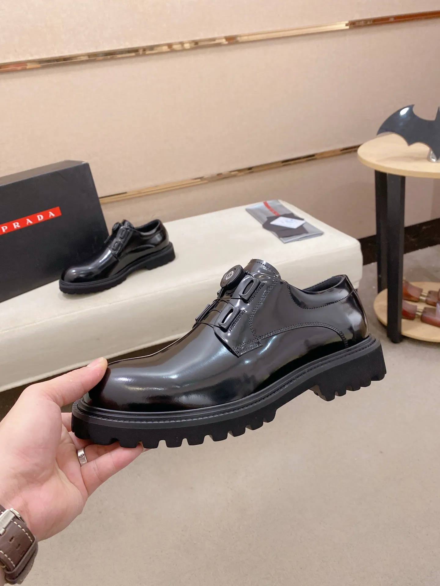 Factory price 640💰 🍁🍁High version High-quality new PRADA (Prada) counters are launched simultaneously, new men's shoes, 😘fabrics are selected from imported lacquered first-layer cowhide, and imported cowhide lining. 👍🏿 High-end ☄️ air-cushion molded anti-slip rubber outsole, exquisite lines, simple and elegant, comfortable and high-end for leisure travel. Code number: 38 to 45